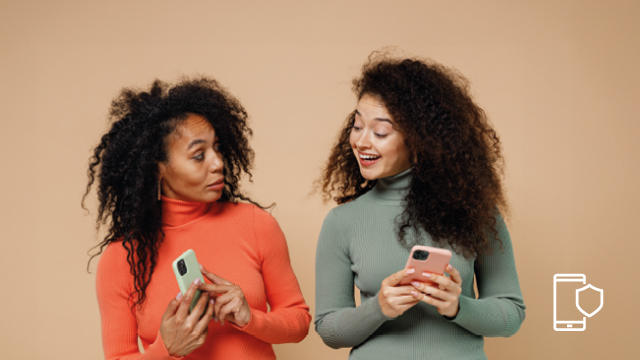 Dos mujeres con cuellos altos sostienen teléfonos móviles sobre un fondo beige. Un icono de seguridad del teléfono está en la esquina inferior derecha.