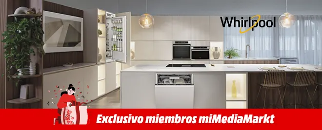 Cocina con placa, horno, lavavajillas y frigorífico integrable de Whirlpool, logo en la parte superior y un enunciado de exclusivo miembros de miMediaMarkt.