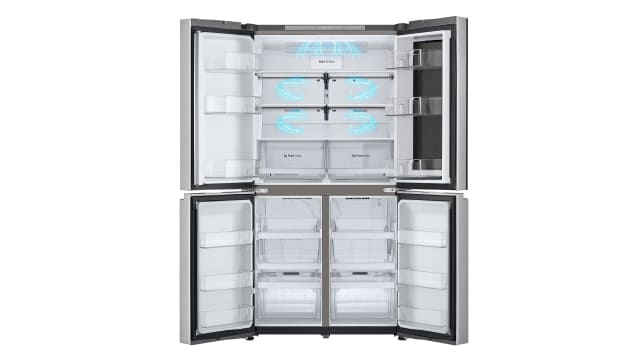 Refrigerador de cuatro puertas vacío, mostrando estantes y cajones.