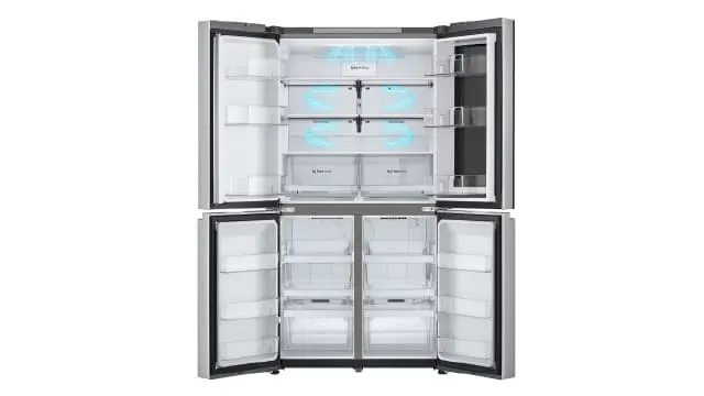 Refrigerador de cuatro puertas vacío, mostrando estantes y cajones.