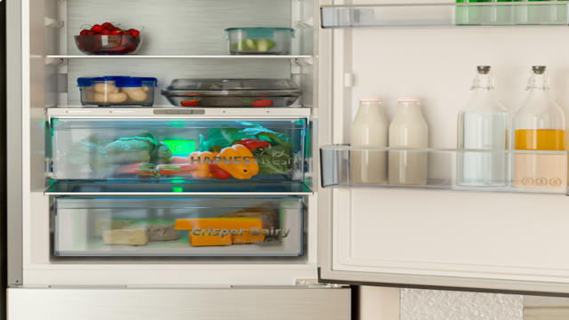 Se muestra el interior de un frigorífico lleno de comida y un compartimento de 0º 