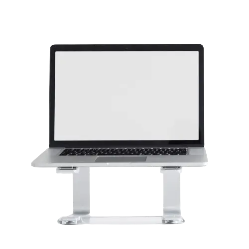 Portátil gris abierto sobre un soporte de aluminio con pantalla blanca, teclado negro y fondo blanco aislado.