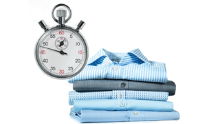 Un cronómetro junto a una ordenada pila de camisas en tonos azules perfectamente limpias