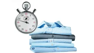 Un cronómetro junto a una ordenada pila de camisas en tonos azules perfectamente limpias