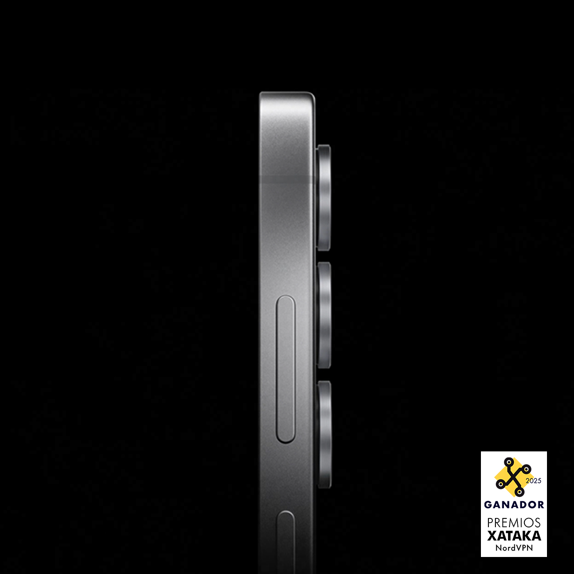 Un primer plano lateral de un teléfono gris con tres lentes circulares, sobre un fondo negro. Logo donde se muestra que Samsung ha sido galardonado con el 2º puesto en los premios Xataka 2025.