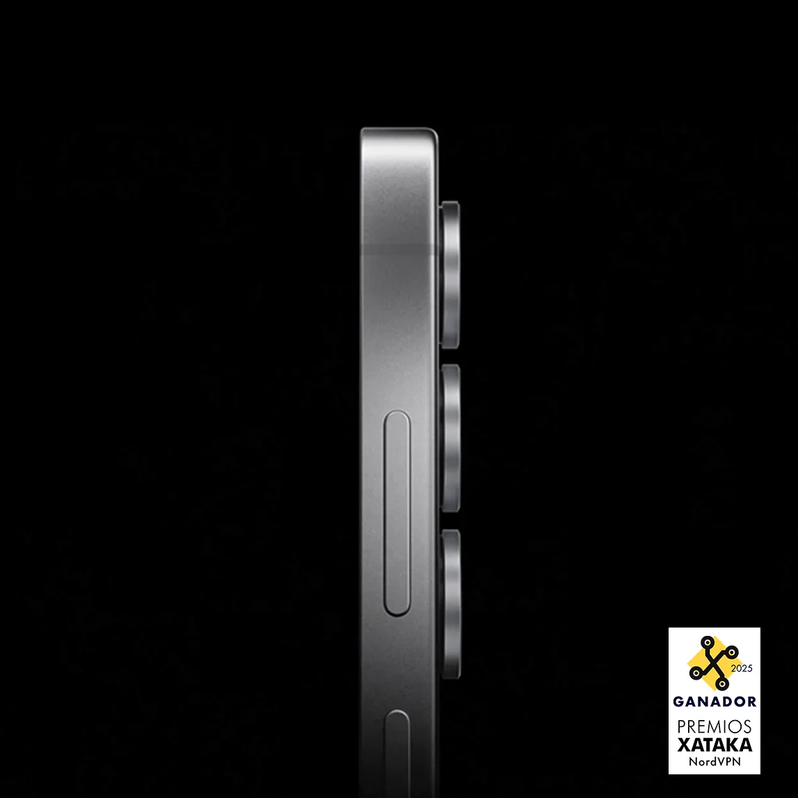 Un primer plano lateral de un teléfono gris con tres lentes circulares, sobre un fondo negro. Logo donde se muestra que Samsung ha sido galardonado con el 2º puesto en los premios Xataka 2025.