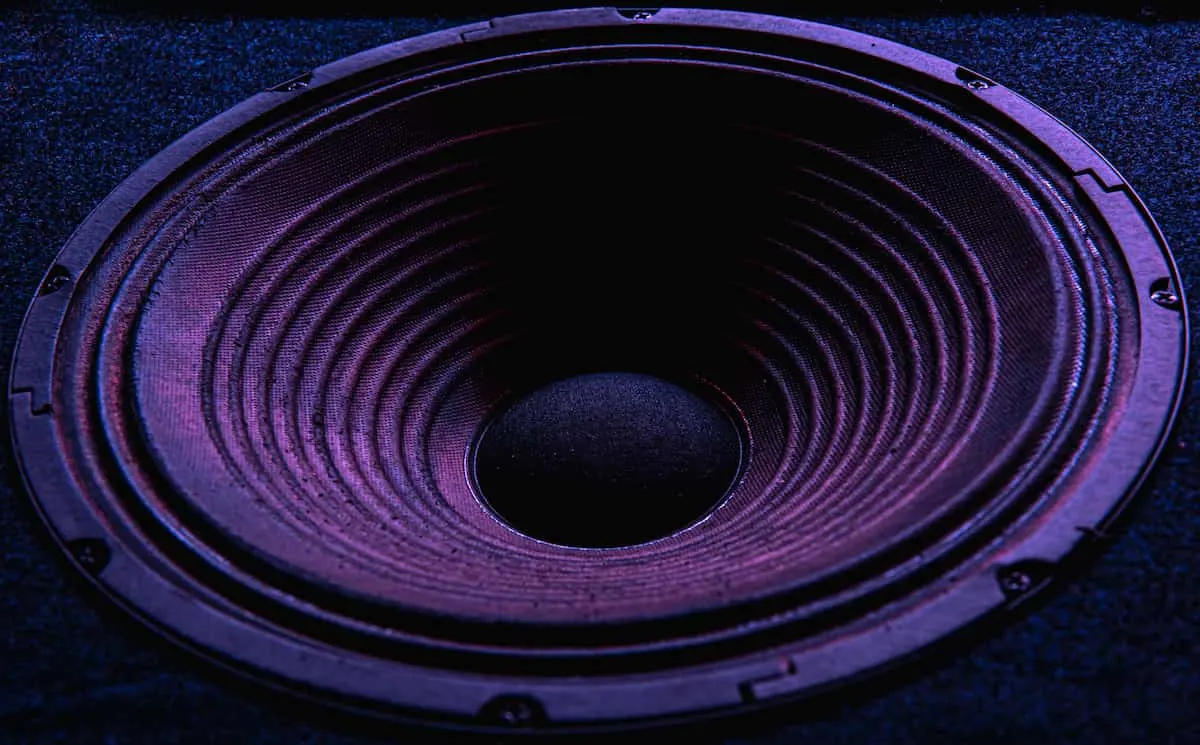 Subwoofer iluminado con luz violeta.