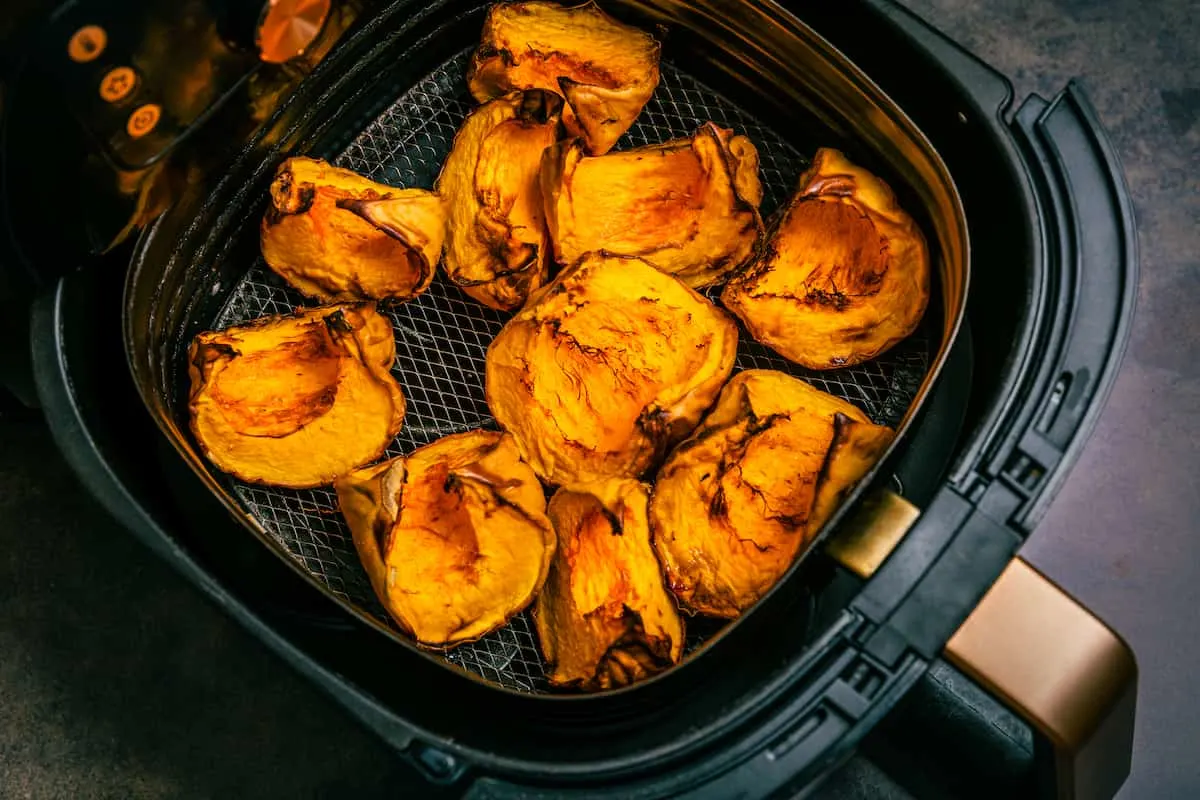 Rodajas de calabaza asadas dentro de una freidora de aire.
