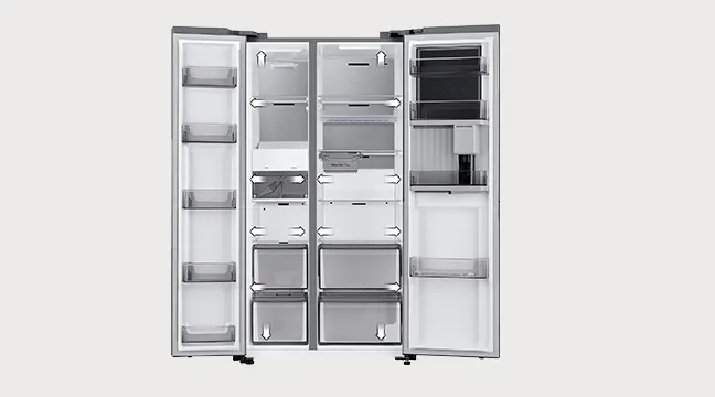 Un refrigerador de doble puerta de color gris plateado con cajones y estantes interiores vacíos de color blanco y transparente.