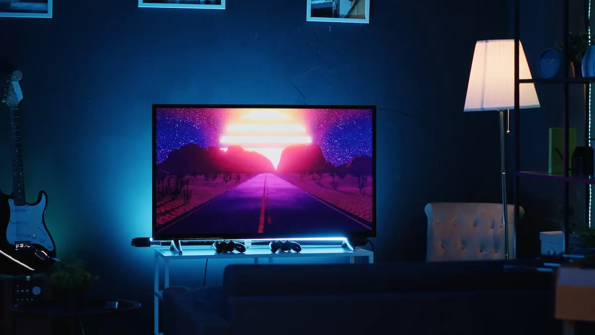 Interior vacío y elegante de un estudio casero iluminado con luces led por la noche y obras de arte