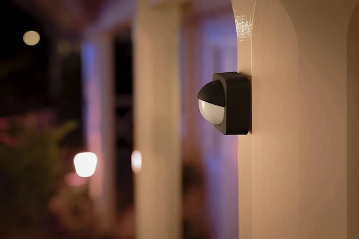 Sensor de movimiento instalado en una pared exterior al anochecer.