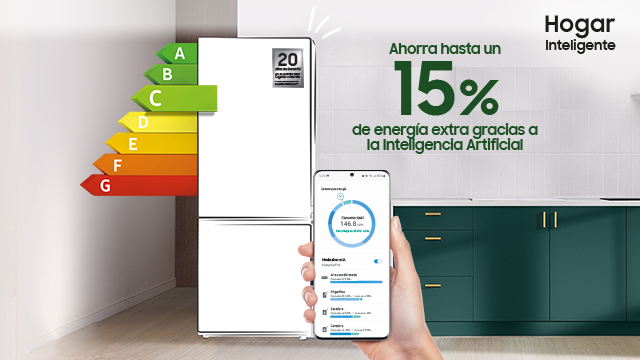 Refrigerador de bajo consumo, etiquetas de eficiencia, mano con móvil mostrando ahorro de energía y texto de ahorro por Inteligencia Artificial.