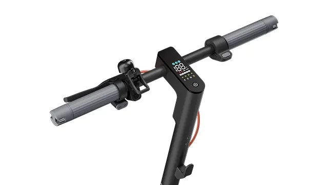 Detalle del manillar del Xiaomi Electric Scooter 5 mostrando el panel LED con iconos e indicadores de estado.