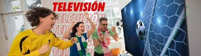 “Personas con camisetas de fútbol celebran en un salón frente a un televisor grande; en pantalla, un balón entra en la portería. Debajo hay una barra de sonido y el espacio está decorado con balones, con la palabra ‘TELEVISIÓN’ sobreimpresa varias veces.”