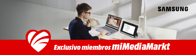 Joven trabajando en escritorio con portátil y tableta Samsung, sobre banda roja con logo corazón y texto “Exclusivo miembros miMediaMarkt”.