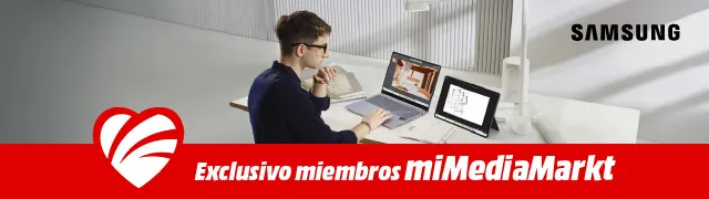 Joven trabajando en escritorio con portátil y tableta Samsung, sobre banda roja con logo corazón y texto “Exclusivo miembros miMediaMarkt”.