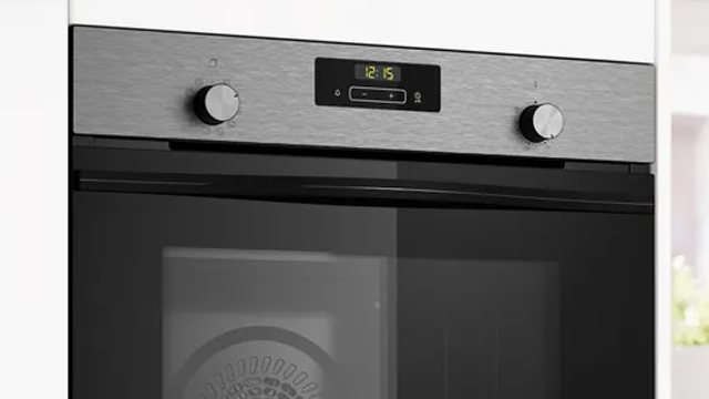 Detalle del reloj electrónico con programación de inicio y paro de cocción