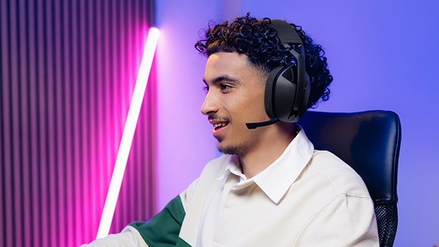 Hombre con auriculares Logitech G