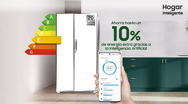 Refrigerador blanco de dos puertas con etiquetas de eficiencia energética de la A a la G. Un móvil muestra datos. Armarios verdes al fondo.