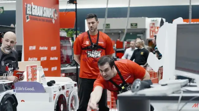 Concursante lanza en prueba tecnológica de El Gran Sinpa.