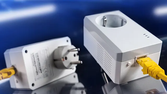 Dos adaptadores blancos con conectores. Un adaptador tiene un enchufe europeo y un cable amarillo conectado. El otro tiene un cable amarillo.