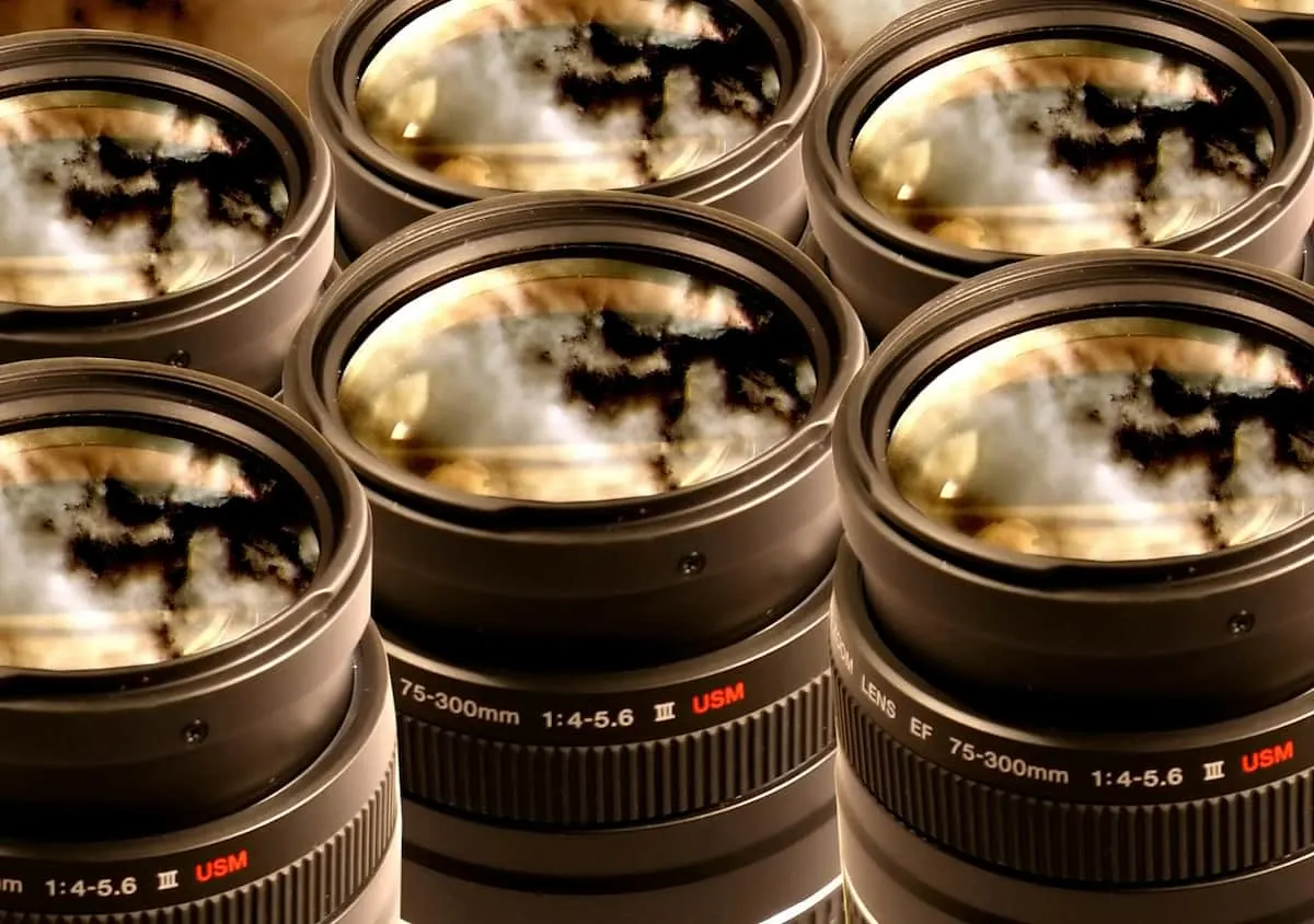 Varios lentes de cámara Canon 75-300mm alineados con reflejos en el cristal