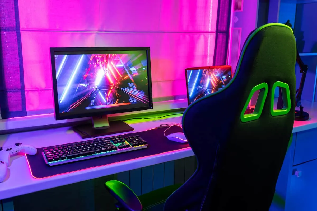 Setup gamer con silla ergonómica y luces LED.