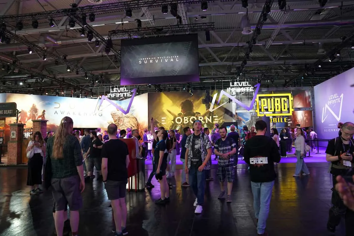 Visitantes recorriendo stands de videojuegos en Gamescom