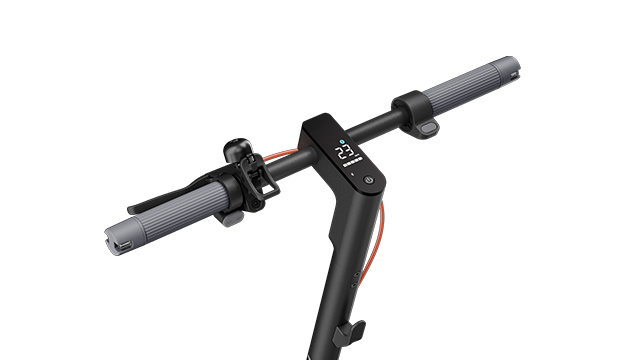 Detalle del manillar y panel de mandos con pantalla LED del Xiaomi Electric Scooter 5 Max mostrando la velocidad.