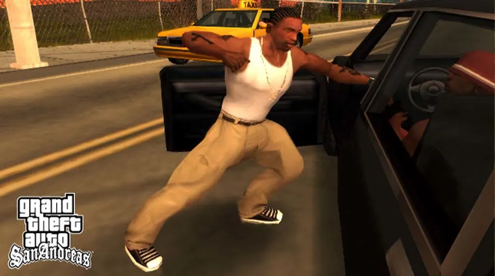 Un hombre con camiseta sin mangas y pantalones color canela se inclina hacia un coche negro; un taxi amarillo está al fondo.