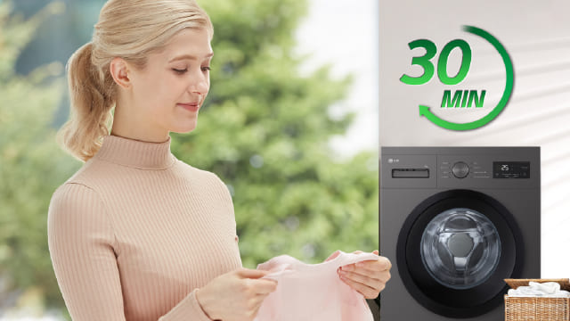 Persona revisa una prenda frente a una lavadora gris; icono indica ciclo rápido de 30 minutos.