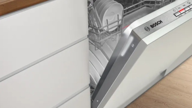 Lavavajillas Bosch integrable entrabierto, donde se puede ver un haz de luz blanco en uno de sus laterales, indicando que el estado de funcionamiento.