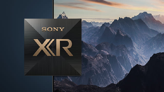 Logotipo dorado de Sony XR sobre un fondo negro. Detrás, un paisaje de montañas con cielo nublado al atardecer.