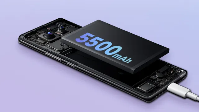 Teléfono negro abierto con batería de 5500mAh y cable blanco conectado. Fondo morado claro.