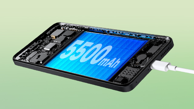 Teléfono con pantalla azul que indica "5500mAh", mostrando componentes internos y cable de carga blanco conectado.
