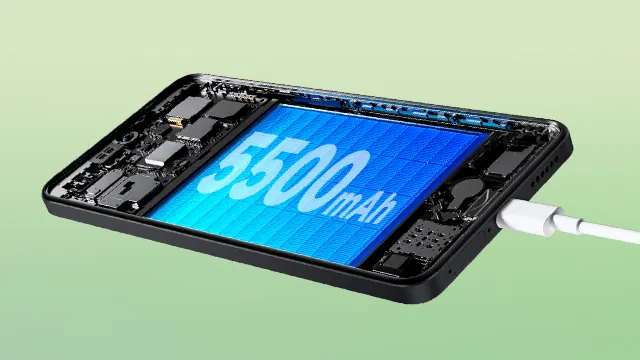 Teléfono con pantalla azul que indica "5500mAh", mostrando componentes internos y cable de carga blanco conectado.