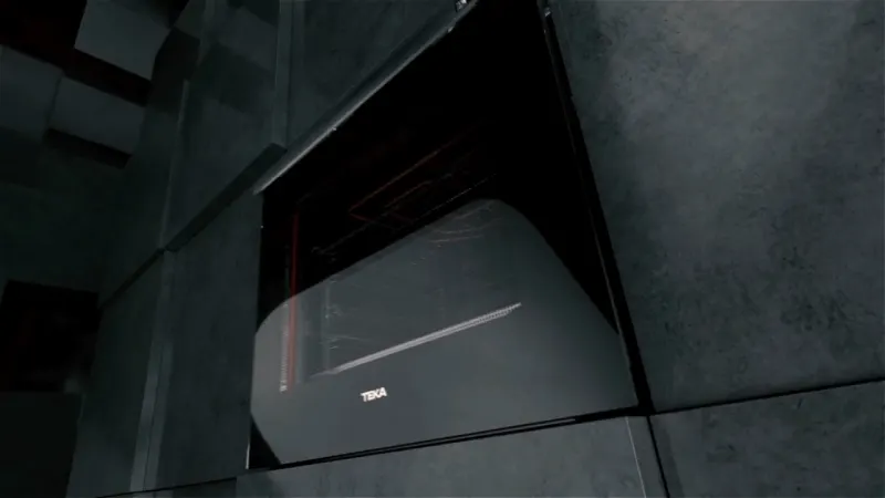 Visión semilateral del horno integrado en la cocina donde se ve el brillo de la puerta.