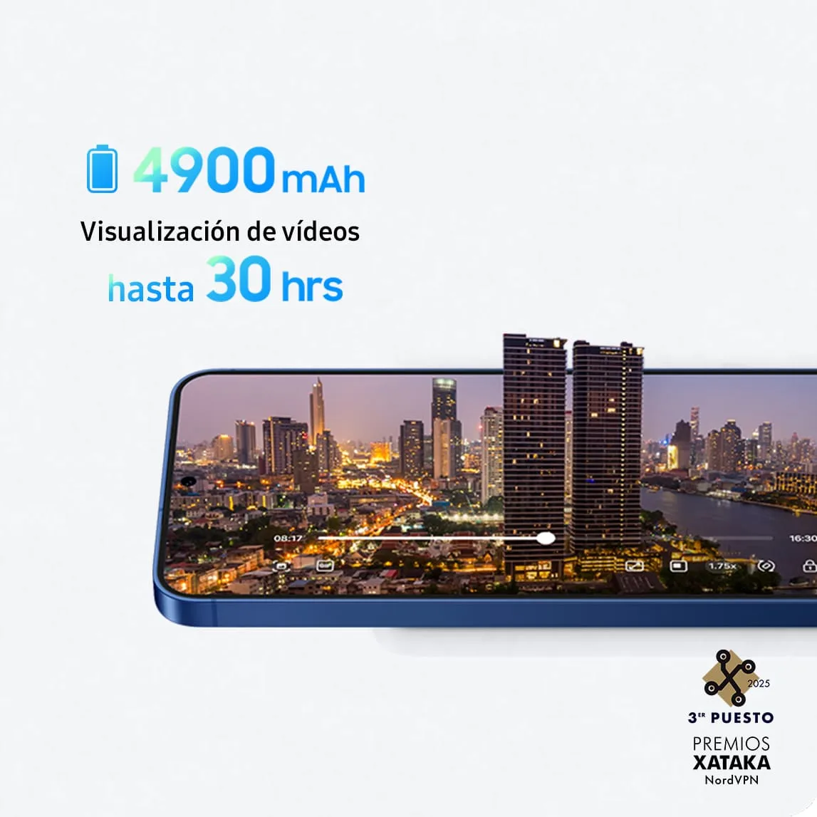 Teléfono azul con video de paisaje urbano nocturno; texto "4900 mAh" y "hasta 30 hrs" en azul. Logo donde se muestra que Samsung ha sido galardonado con el 2º puesto en los premios Xataka 2025.