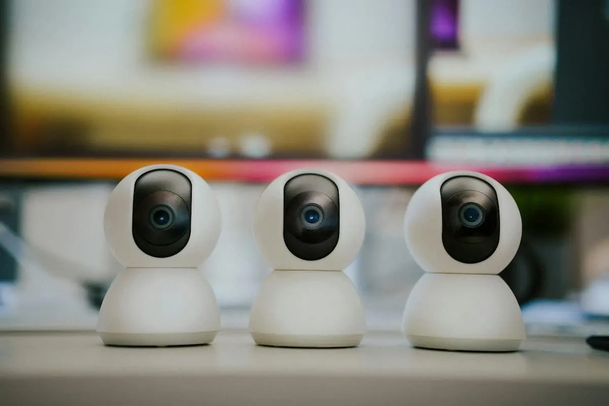 Tres cámaras de seguridad inteligentes sobre una mesa.