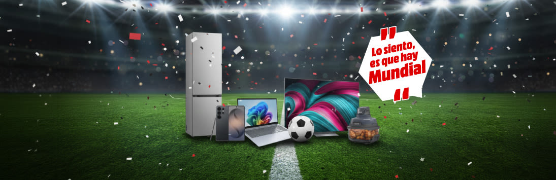 Imagen promocional de Mundial con productos electrónicos sobre campo de fútbol, balón, confeti volador y cartel rojo que dice "Lo siento, es que hay Mundial".