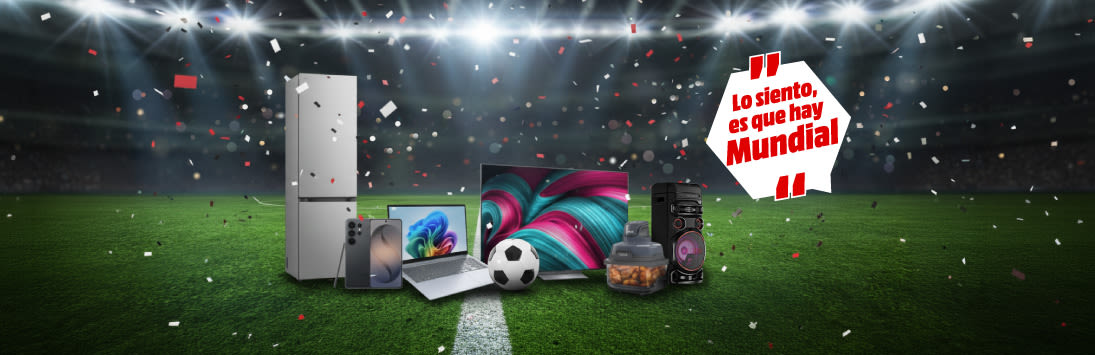 Imagen promocional de Mundial con productos electrónicos sobre campo de fútbol, balón, confeti volador y cartel rojo que dice "Lo siento, es que hay Mundial".