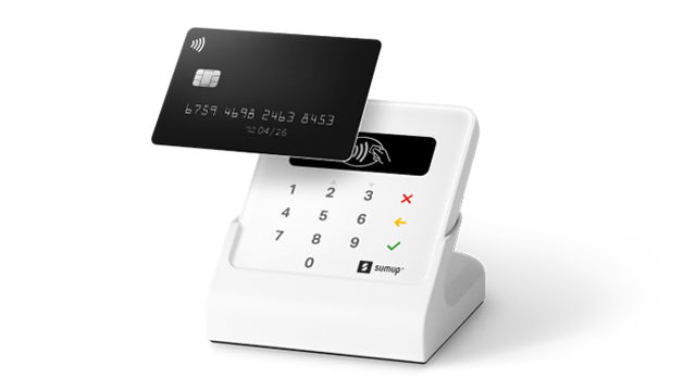 Terminal de pago blanco con teclado numérico y tarjeta oscura encima. El fondo es blanco.