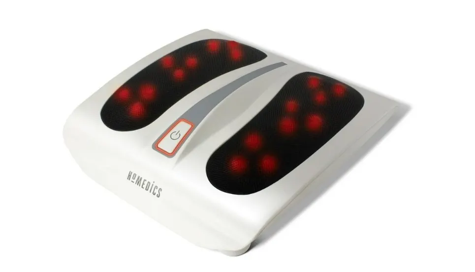 Masajeador de pies eléctrico con luces rojas de calor encendidas.