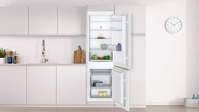 Frigorífico combi Balay integrado en un mueble en una cocina blanca, con las puertas abiertas