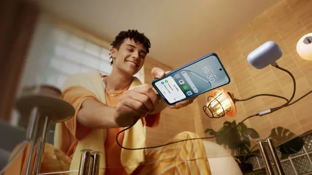 Hombre cargando dispositivos con su móvil