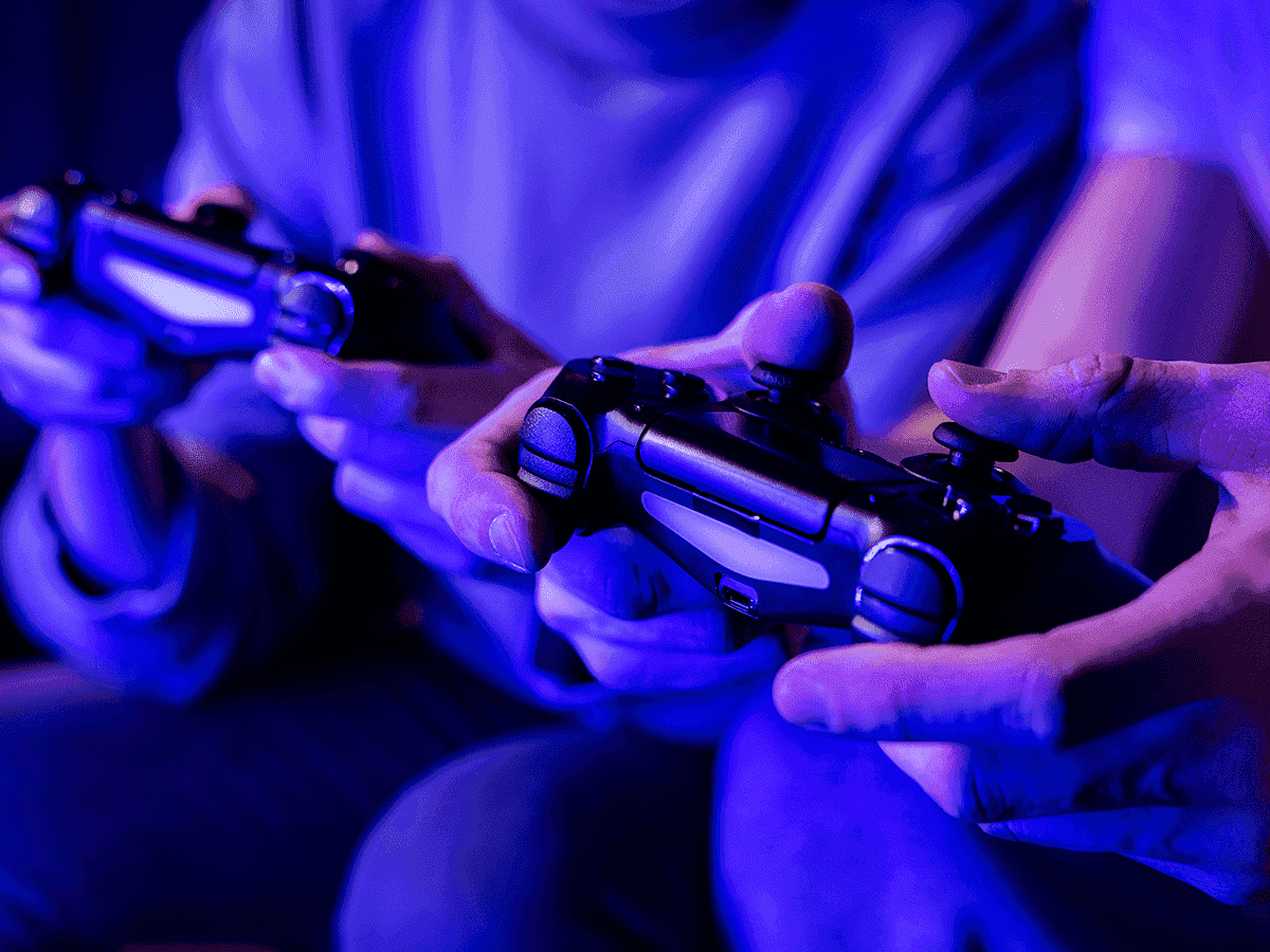 Personas jugando videojuegos con controles.