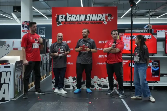 Presentadores y concursantes en El Gran Sinpa de MediaMarkt.
