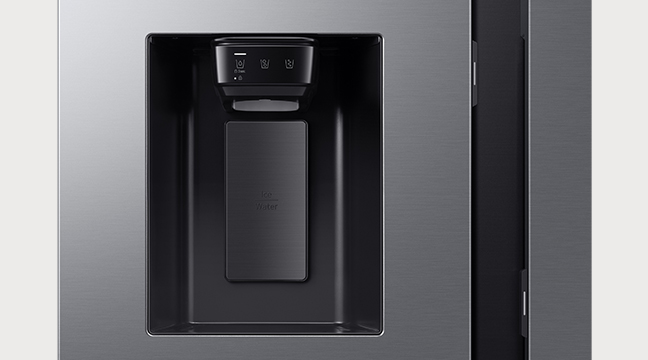 Dispensador de agua y hielo integrado en la puerta de un refrigerador de color gris con detalles en negro.