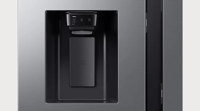 Dispensador de agua y hielo integrado en la puerta de un refrigerador de color gris con detalles en negro.