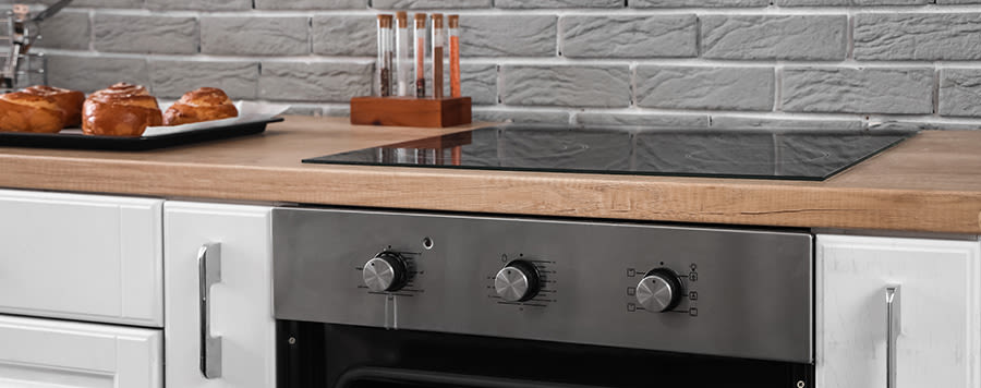 Una cocina moderna con cinamon roll.